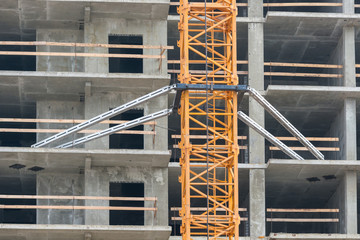 Mounting construction crane lifting to overlaps in the construction of the house