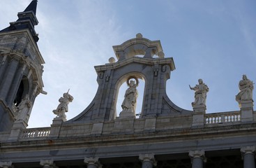 Fototapeta na wymiar Estatua de la Virgen con el niño Jesúa en la Santa Iglesia Catedral de Santa María la Real de la Almudena de Madrid,España 