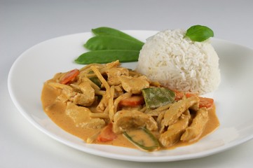 Thailändisches Kokos-Curry mit Hähnchen und Reis © diasch