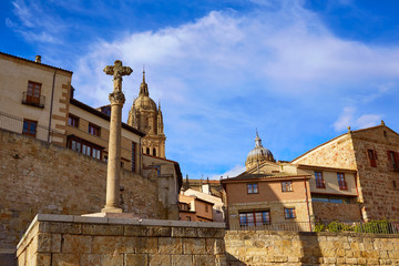 Fototapeta na wymiar Ajusticiados cross Salamanca at Anibal door