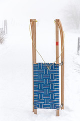 Schlitten aufgestellt