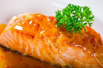 salmon en salsa chili con maracuya