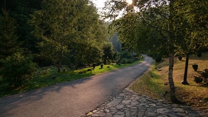 Droga o zachodzie słońca