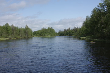 Река среди лесных берегов.