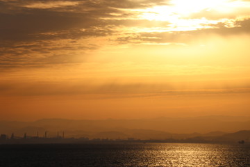 Obraz premium 海と夕焼けと島