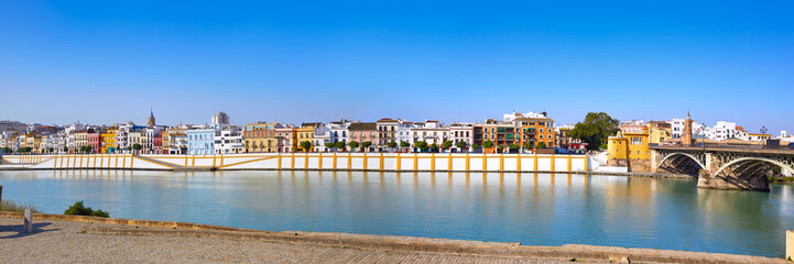 Naklejka premium Barrio Triana w Sewilli z panoramą Andaluzji