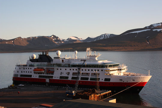 Schiff im Hafen von Barentsburg