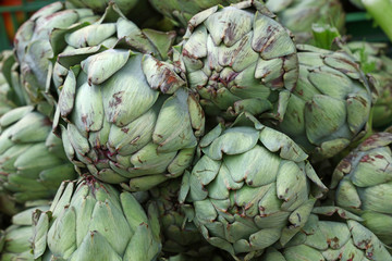 Fototapeta na wymiar Green fresh globe artichokes on market display