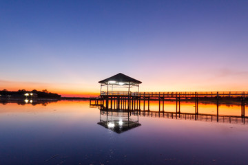Obraz premium Sunset at Bueng Si Fai Phichit.