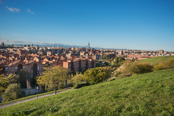 Obraz premium Madrid city skyline view from a park, Madrid, Spain.