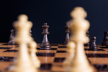 Scacchi fotografati su una scacchiera