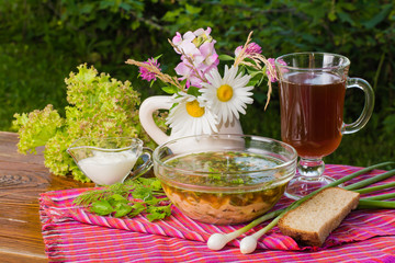 Натюрморт с окрошкой, зеленью, квасом и букетом цветов