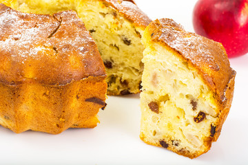 Cake with apples, pears and raisins