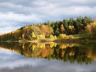 Herbstlandschaft am See - 127443885