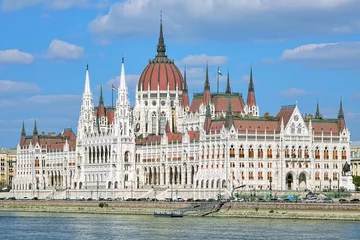 Foto op Plexiglas The Hungarian Parliament Building on the bank of the Danube in Budapest © Mikhail Markovskiy