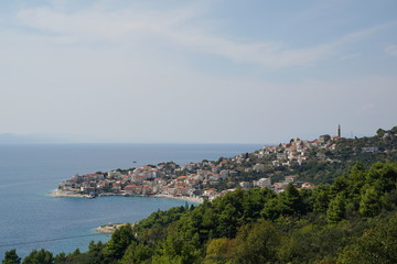 Fototapeta na wymiar Idyllisch gelegenes Städtchen am Mittelmeer