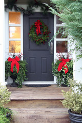 Fototapeta na wymiar Christmas front door wreath