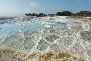 Pamukkale, tarasy wapienne w Turcji na zboczu góry Cökelez © pabisiak