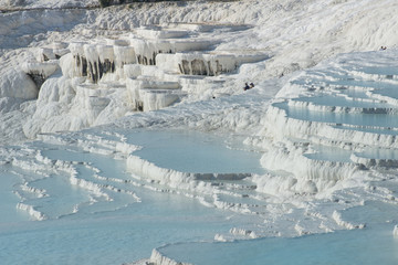 Zbliżenie na tarasy wapienne w Pamukkale w Turcji © pabisiak