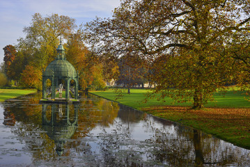 Fototapeta na wymiar L'île d'amour et ses reflets dans le jardin anglais au parc du château de Chantilly (60500), département de l'Oise en région Hauts-de-France, France 
