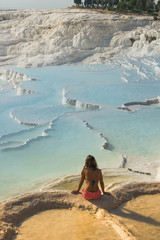 Dziewczyna w Pamukkale siedząca na tarasie wapiennym © pabisiak