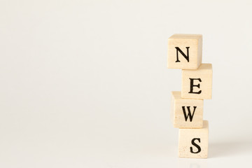 NEWSと書かれた木のキューブ