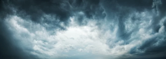 Photo sur Plexiglas Ciel Fond de ciel dramatique. Nuages orageux dans le ciel sombre. Moody Cloudscape. L& 39 image panoramique peut être utilisée comme bannière Web ou en-tête de site large. Photo teintée et filtrée avec espace de copie.