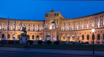 Naklejka premium Hofburg Wien zur blauen Stunde