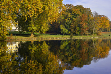 Fototapeta premium Perspective arborée d'Automne à Chantilly (60500), département de l'Oise en région Hauts-de-France, France