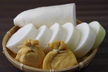 大根と餅巾着（おでんの材料）