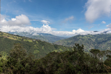 Fototapeta na wymiar Casa del Arbol, swing and treehouse vis-a-vis volcano Tungurahua