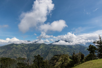 Fototapeta premium Casa del Arbol, swing and treehouse vis-a-vis volcan Tungurahua