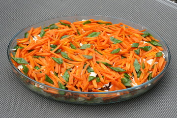 Auflauf mit Karotten, Zuckererbsen und Hackfleisch