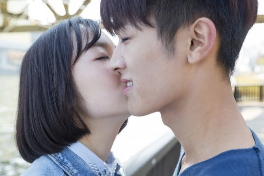 765 351 件の最適な キス 画像 ストック写真 ベクター Adobe Stock