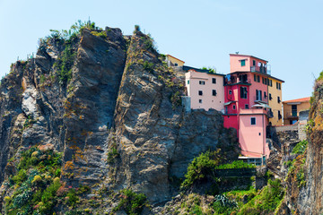 Fototapeta na wymiar exposed house at cliffs of Manarola, Cinqueterre, Italy
