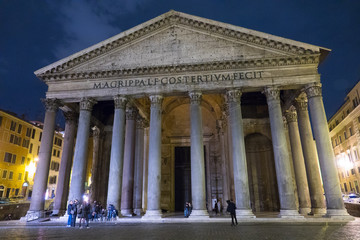Obraz premium The famous Pantheon in Rome - the oldest church in the city