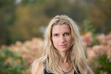 Naklejka premium Portrait of a attractive blonde young woman with blurred background