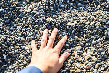 砂利を触る手