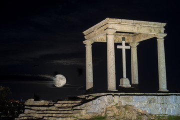 Fototapeta premium Viajes para ver la super luna en el monumento de los cuatro postes de Avila en España, Europa.
