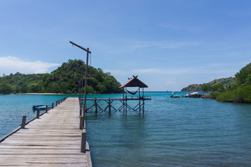 Ponton, hutte et hamac, Waecicu beach, Labuan Bajo, Flores, Indonésie