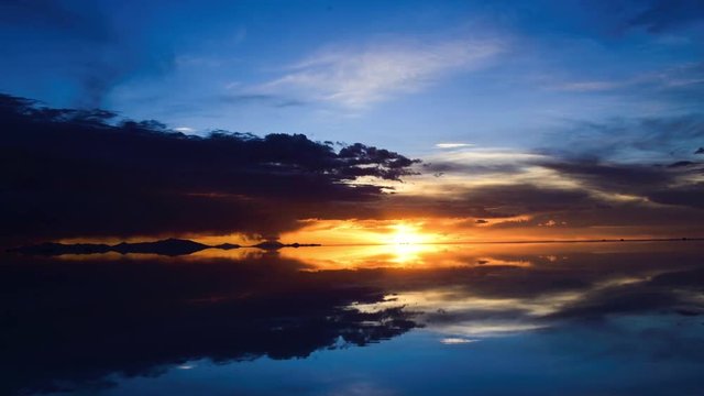 夕日が沈む雨季のウユニ塩湖