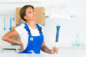 frau bei den renovierungsarbeiten