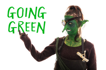 grüner Kobold zeigt auf text, going green, nachhaltigkeit und