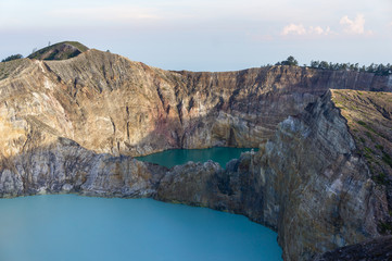 Fototapeta na wymiar Lacs colorés du volcan Kelimutu, Flores, Nusa tenggara, Indonésie