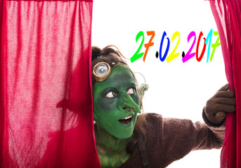 Kobold öffnet einen Vorhang, Rosenmontag 27.02.2017