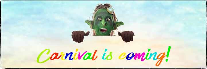 kleiner Kobold schaut über englischen Text, Carnival is coming