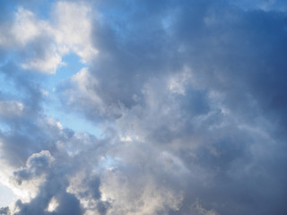 Große Wolken am Abend Himmel