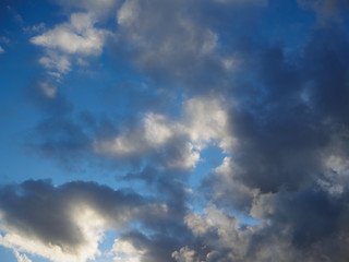 Große Wolken am Abend Himmel