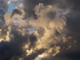 Dunkle Wolken am Abend Himmel