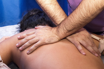 Fisioterapeuta trabajando. Quiromasajista terapéutico trabajando. Tratamiento de sobrecarga...